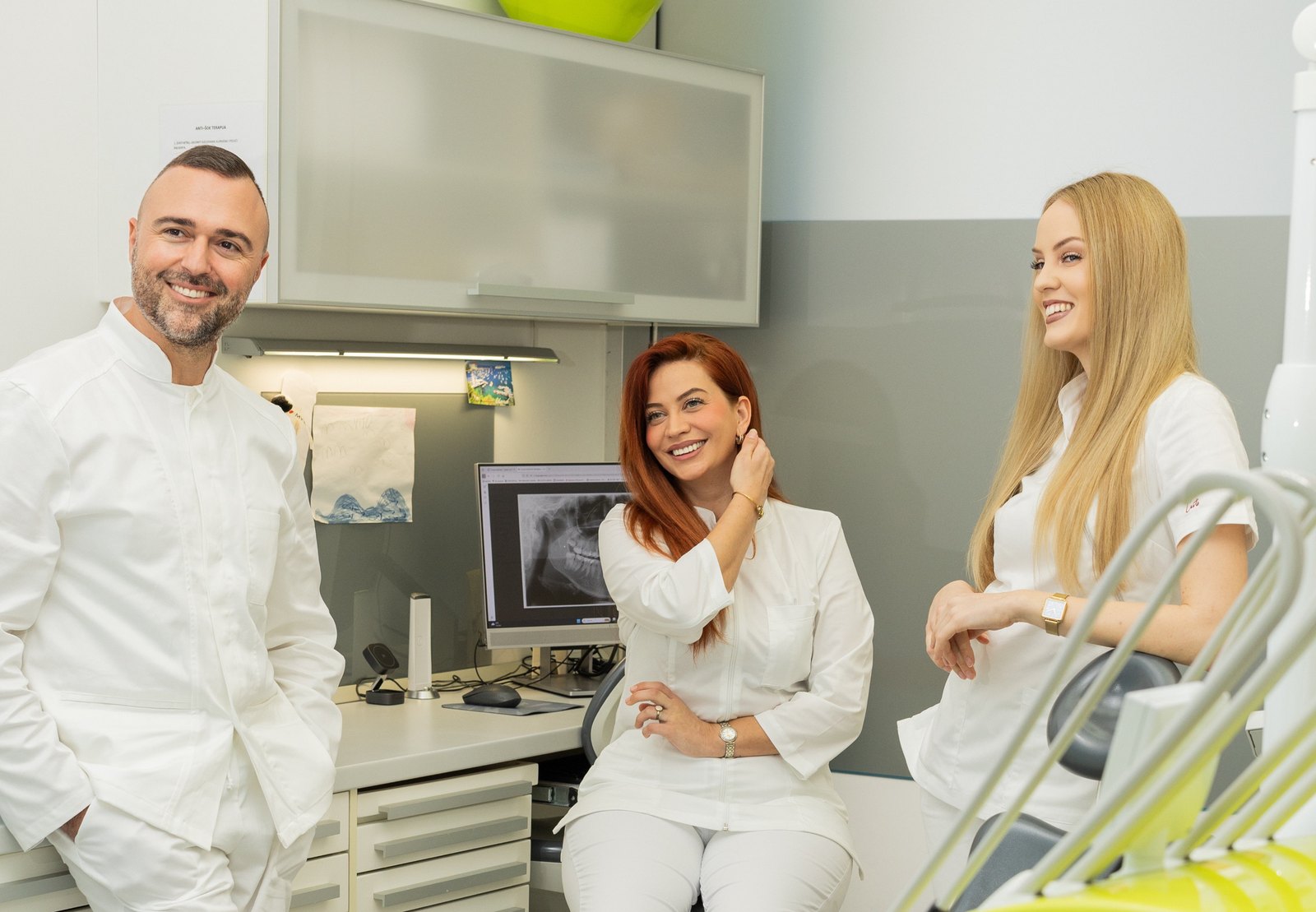 Tim klinike Vrsalović Dental u modernoj ordinaciji u Splitu